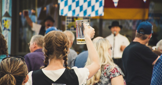 Festivalul berii Oktoberfest de la Braşov a început. Evenimentul are loc în condiții speciale