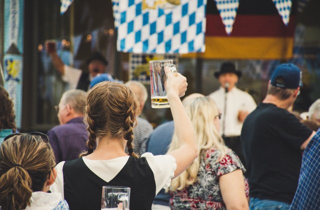 Festivalul berii Oktoberfest de la Braşov a început. Evenimentul are loc în condiții speciale