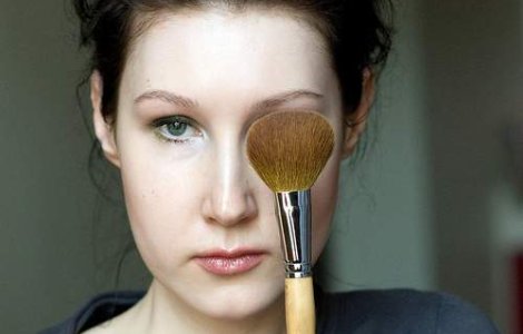 Mostrele de cosmetice pun in pericol sanatatea utilizatoarelor