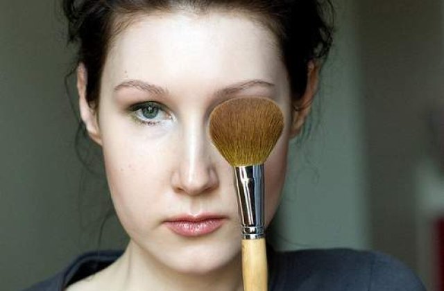 Mostrele de cosmetice pun in pericol sanatatea utilizatoarelor