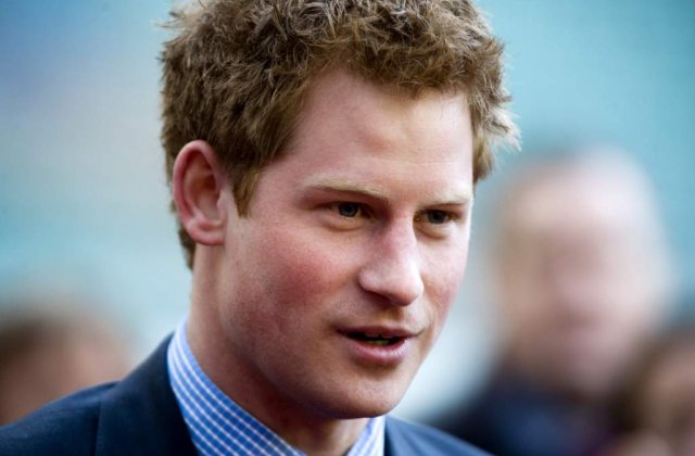 Printul Harry s-a ascuns de admiratoare in toaleta unui club