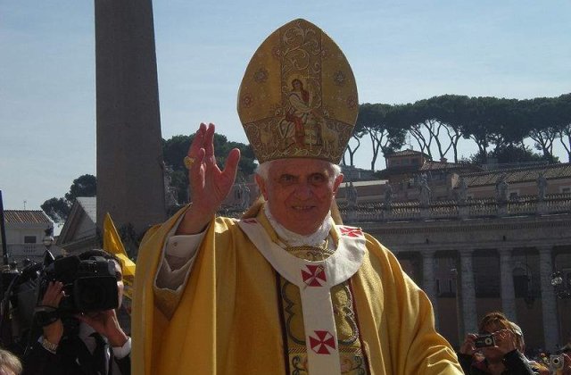 Prezervative marca Benedict al XVI-lea?