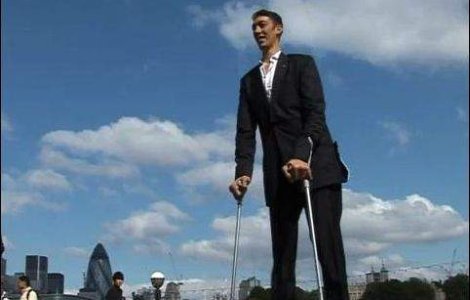 Cel mai inalt om din lume, indragostit de o romanca