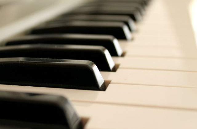 Studiul instrumentelor muzicale in copilarie ajuta auzul