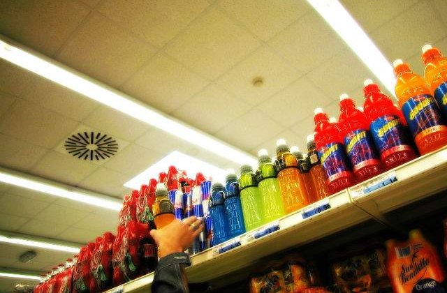 Franta: O banda de hoti romani a furat produse din 117 supermarketuri