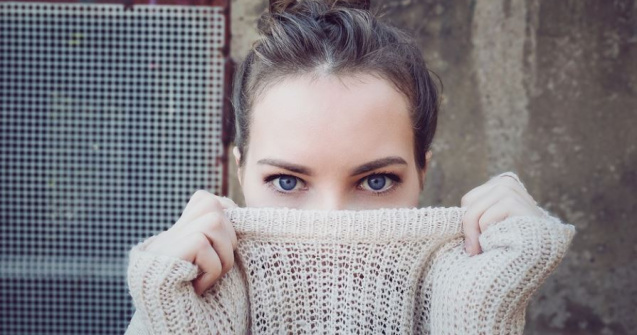 5 SUPER-INGREDIENTE PE CARE AR TREBUI SĂ LE CONȚINĂ O CREMĂ DE OCHI