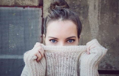 5 SUPER-INGREDIENTE PE CARE AR TREBUI SĂ LE CONȚINĂ O CREMĂ DE OCHI