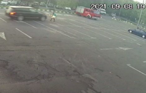 Angajat de la o spălătorie auto, călcat cu mașina pentru 25 de lei