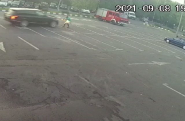 Angajat de la o spălătorie auto, călcat cu mașina pentru 25 de lei