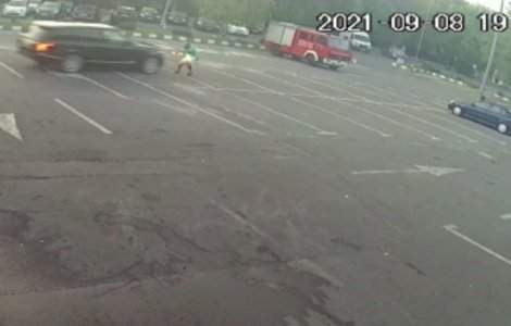 Angajat de la o spălătorie auto, călcat cu mașina pentru 25 de lei