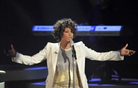 Whitney Houston s-a facut din nou de ras