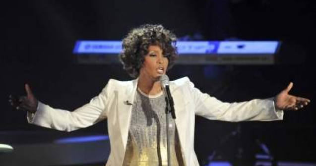 Whitney Houston s-a facut din nou de ras