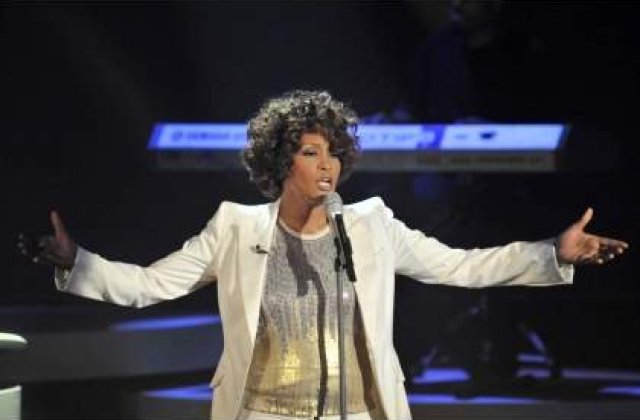 Whitney Houston s-a facut din nou de ras