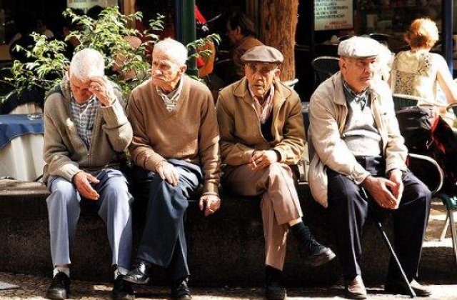 Educatie cu forta: Lege speciala pentru batrani