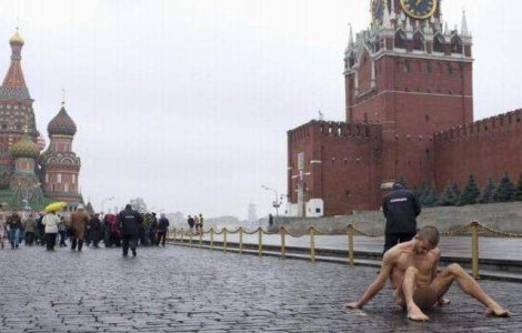  Video  Protest: Si-a batut cuie in testicule in fata turistilor