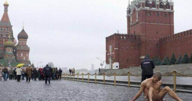  Video  Protest: Si-a batut cuie in testicule in fata turistilor