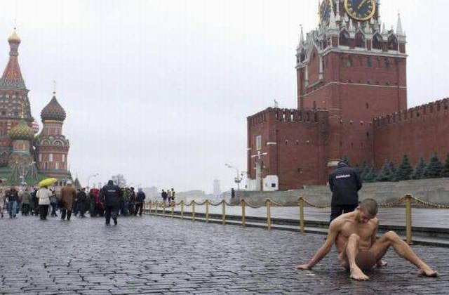 [VIDEO] Protest impotriva guvernului rus: Si-a batut cuie in testicule in fata turistilor