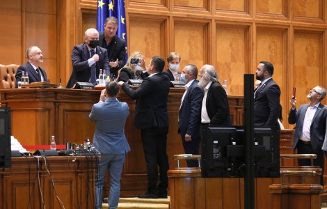 VIDEO Scandal în Parlament la debarcarea lui Cîțu. Florin Roman a fost lăsat fără scaun, iar premierul a pozat în Superman
