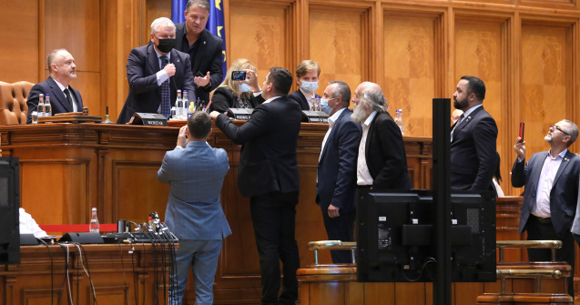 VIDEO Scandal în Parlament la debarcarea lui Cîțu. Florin Roman a fost lăsat fără scaun, iar premierul a pozat în Superman