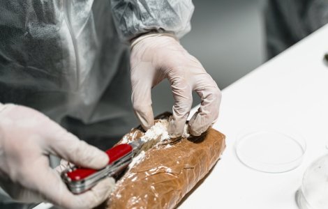 Peste două tone de cocaină au fost descoperite pe un iaht în largul Angliei