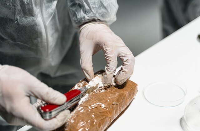 Peste două tone de cocaină au fost descoperite pe un iaht în largul Angliei