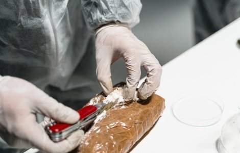 Peste două tone de cocaină au fost descoperite pe un iaht în largul Angliei