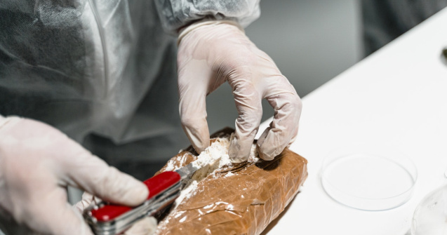 Peste două tone de cocaină au fost descoperite pe un iaht în largul Angliei