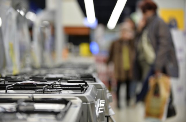 Studiu: Schimbăm electrocasnicele ca pe șosete. La cât timp înlocuiesc românii aparatura și la ce sunt atenți când o cumpără