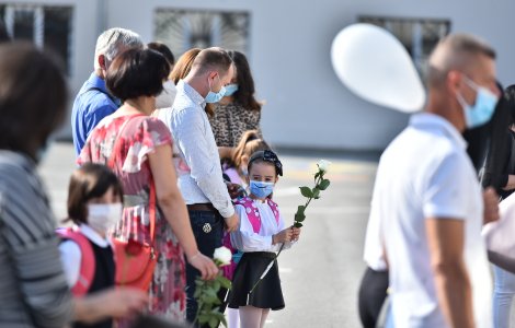 Prima zi de școală. Festivități cu restricții pentru elevi și părinți. Ce unități de învățământ vor începe noul an din fața calculatorului