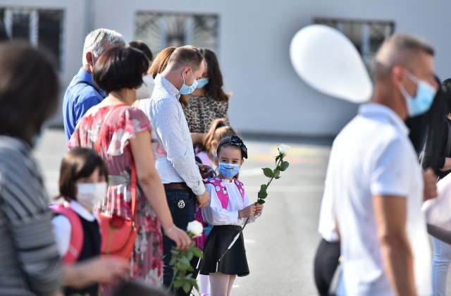 Prima zi de școală. Festivități cu restricții pentru elevi și părinți. Ce unități de învățământ vor începe noul an din fața calculatorului