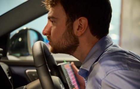 Cum se obține mirosul de mașină nouă