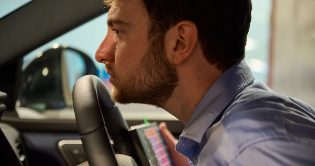 Cum se obține mirosul de mașină nouă