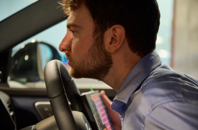 Cum se obține mirosul de mașină nouă