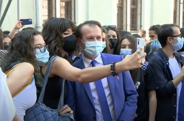 Florin Cîțu a dansat și a făcut poze cu elevii unui colegiu din Capitală în prima zi din acest an școlar