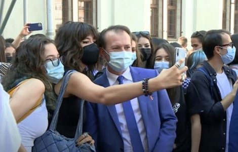 Florin Cîțu a dansat și a făcut poze cu elevii unui colegiu din Capitală în prima zi din acest an școlar