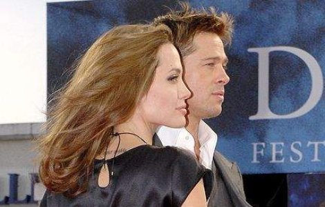 Angelina Jolie l-a cerut in casatorie pe Brad Pitt