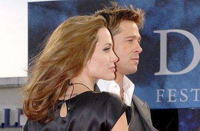 Angelina Jolie l-a cerut in casatorie pe Brad Pitt
