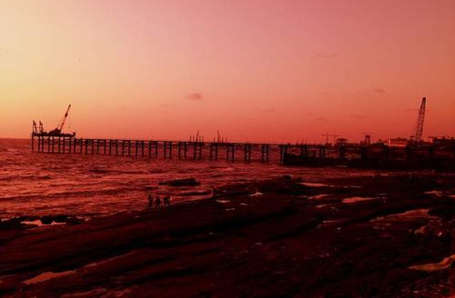 Pata de petrol provocata de platforma scufundata in SUA a atins coasta Louisianei