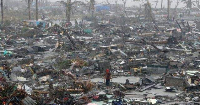 Echipe de salvare sosesc din lumea intreaga in Filipine, devastata de taifunul Haiyan
