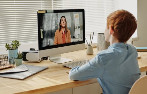 AUR solicită Guvernului să renunțe la școala online. „Are un impact negativ”