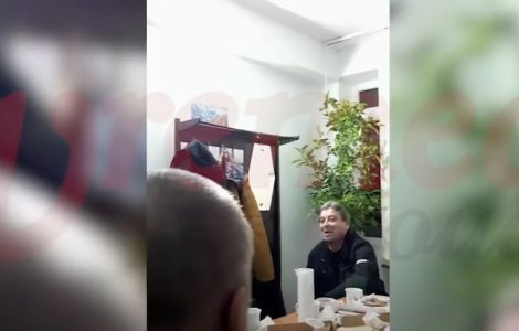 VIDEO Agenți în misiune: Chef cu țuică și bere în sediul Poliției Locale Bârlad. Unii dintre ei erau în timpul programului