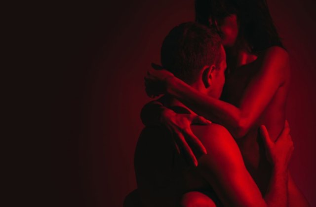 Top 4 zodii care iubesc intens. Pasiunea lor e mistuitoare