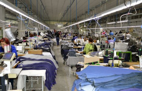 Sclavie în confecții. Salarii mici, angajați puțini, muncă multă
