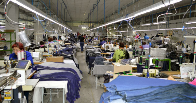 Sclavie în confecții. Salarii mici, angajați puțini, muncă multă