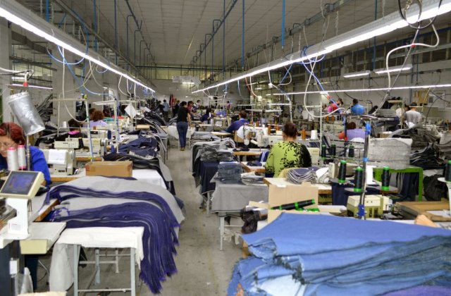 Sclavie în confecții. Salarii mici, angajați puțini, muncă multă