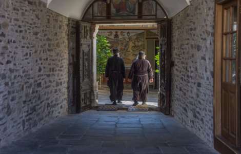 Peste o mie de călugări de pe muntele Athos, infectați cu COVID-19