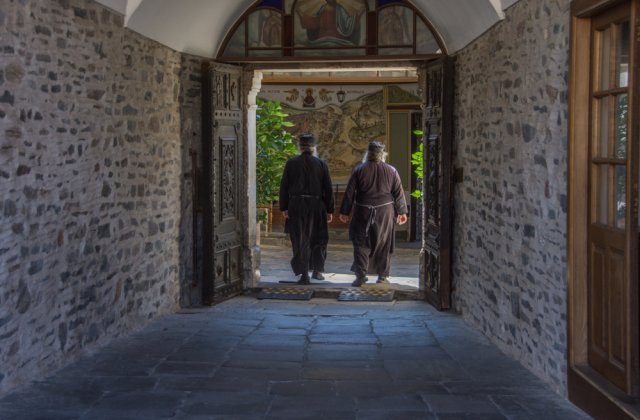 Peste o mie de călugări de pe muntele Athos, infectați cu COVID-19