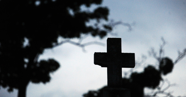 Ritual stupefiant de magie neagră în Rusia. Femeie găsită moartă și dezbrăcată lângă copil și pisică