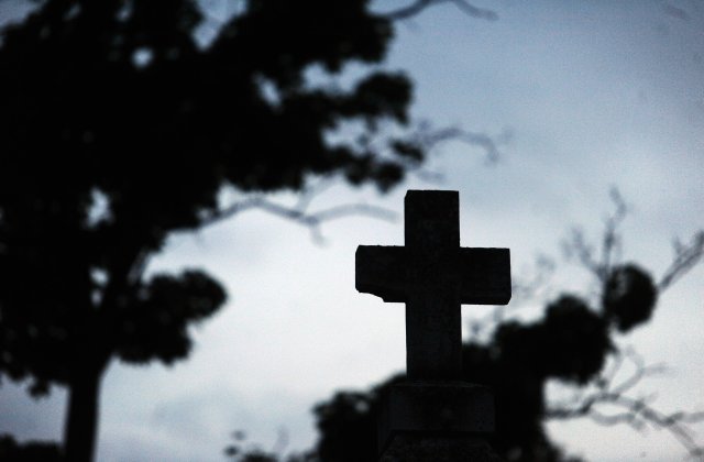 Ritual stupefiant de magie neagră în Rusia. Femeie găsită moartă și dezbrăcată lângă copil și pisică