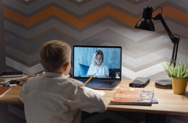 Șase clase din județul Bacău vor trece la cursurile online după apariţia unor cazuri de COVID-19 în rândul elevilor